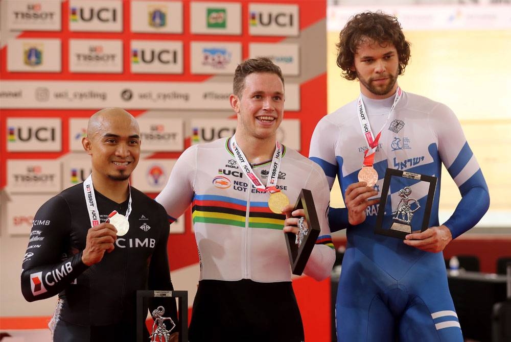 Azizulhasni (kiri) bersama Lavreysen (tengah) dan Yakovlev berada di podium selepas majlis penyampaian pingat di Velodrom Antarabangsa Jakarta sebentar tadi. - FOTO: EPA