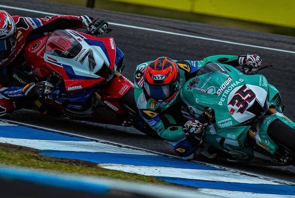 Aksi Hafizh Syahrin (depan) ketika mengharungi Perlumbaan 1 WSBK di Litar Phillip Island pada Sabtu.