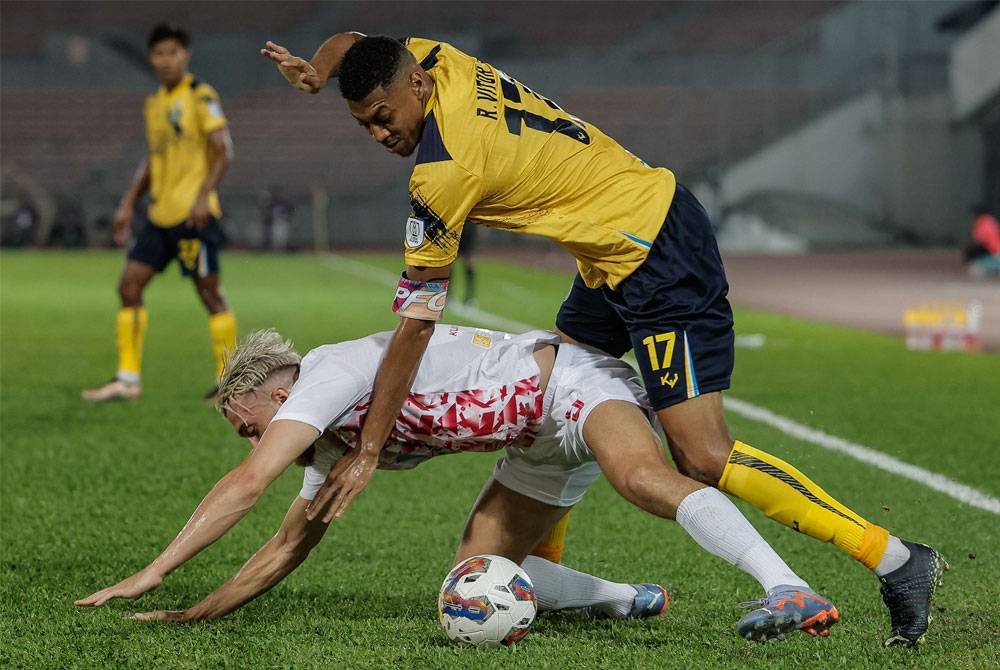 Pemain Penang FC, Santos De Freitas Rafael Vitor (kanan) mengasak pemain Kuala Lumpur City FC, Giancarlo Gallifuoco (kiri) pada perlawanan bola sepak Liga Super Malaysia 2023 di Stadium Bolasepak Kuala Lumpur, Cheras malam ini. - Foto Bernama