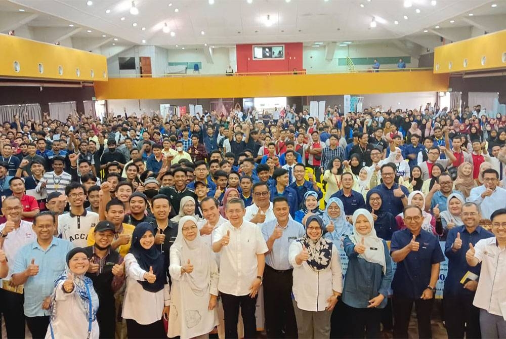 Salahuddin (tengah) menyerahkan sumbangan kepada penerima selepas merasmikan Program Usahawan Muda 2023 Peringkat Negeri Johor di Politeknik Ibrahim Sultan, Pasir Gudang, pada Ahad.