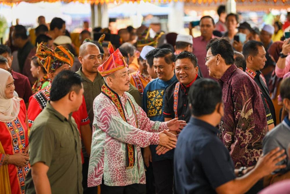 Hajiji beramah mesra dengan orang ramai ketika hadir pada Majlis Perasmian Duang Festival di Pusat Kebudayaan Rumpun Bajausama Sabah di Kampung Lok Batik, Tuaran pada Ahad.