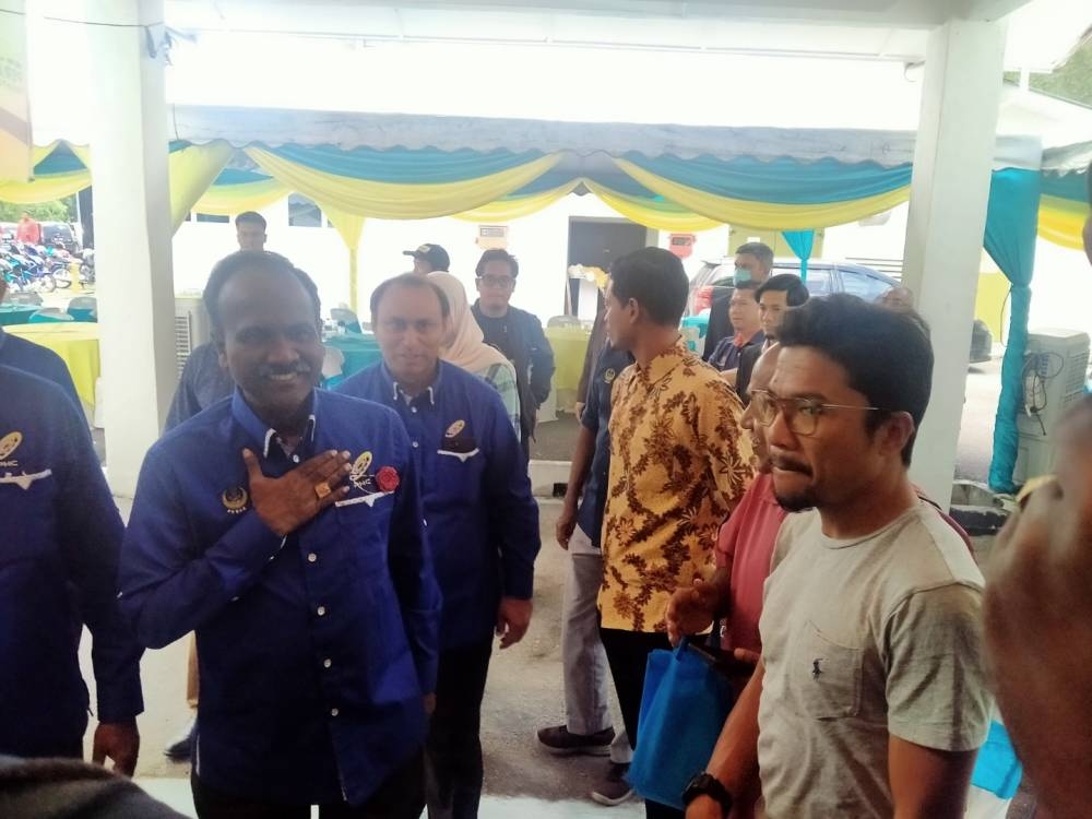 Sivakumar (kiri) ketika mengadakan Lawatan Kerja ke PHCDC di Bandar Meru Raya pada Ahad.