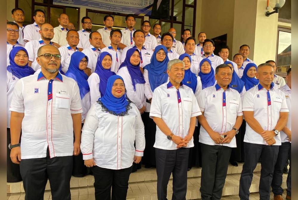 Ahmad Zahid (tiga dari kanan) bergambar bersama kakitangan Kesedar semasa mengadakan lawatan rasmi di Gua Musang pada Ahad.