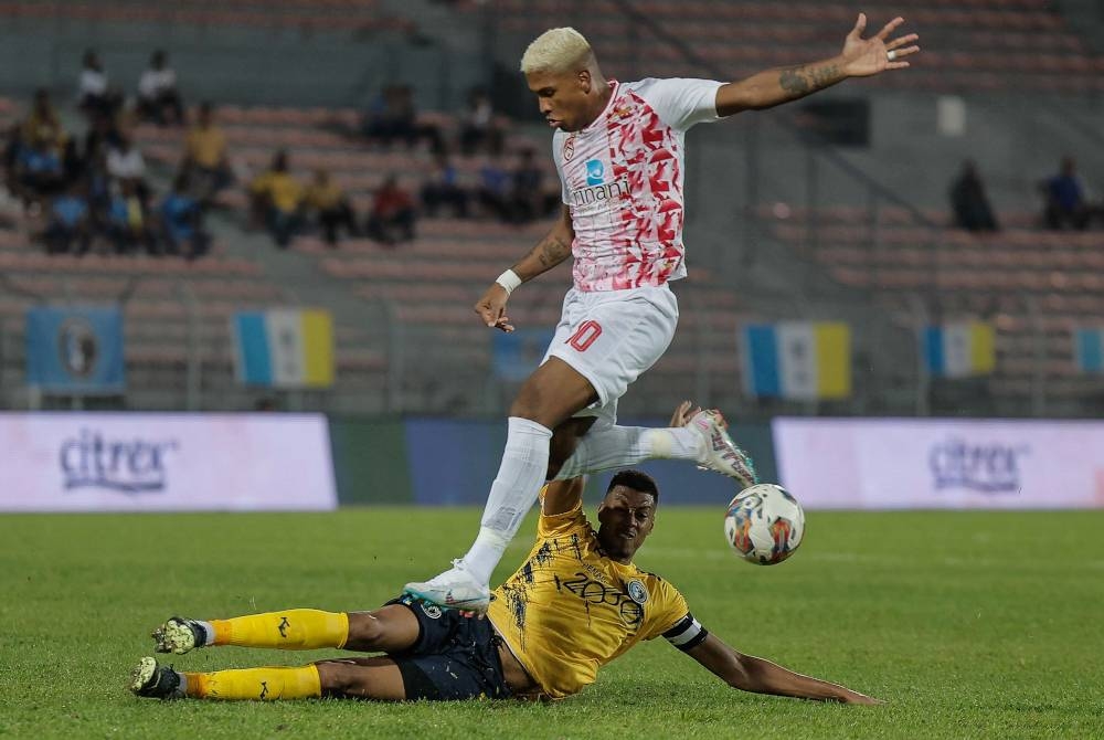 Pemain KL City, Herlison Caion De Sousa Ferreira (kanan) cuba melepasi pemain Penang FC Santos De Freitas Rafael Vitor (kiri) pada perlawanan bola sepak Liga Super di Stadium Bola Sepak Kuala Lumpur, Cheras. - Foto Bernama