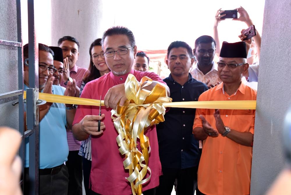 Adly merasmikan Pelancaran Pusat Khidmat Rakyat Parlimen Alor Gajah di sini pada Ahad. - Foto Bernama