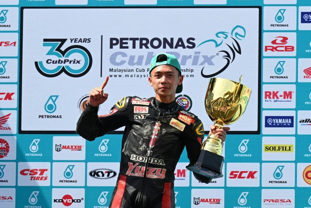 Shahrol Syazras meraikan kemenangan di Pusingan 1 Kejuaraan Cub Prix Malaysia 2023, pada Ahad.