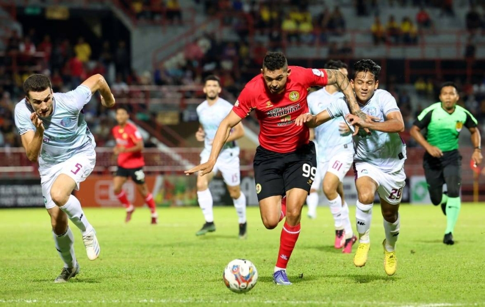 Pemain Negeri Sembilan, Anselmo Arruda Da Silva (tengah) dikejar pemain Sri Pahang pada perlawanan Liga Super di Stadium Tuanku Abdul Rahman, Paroi malam ini. - Foto Bernama 