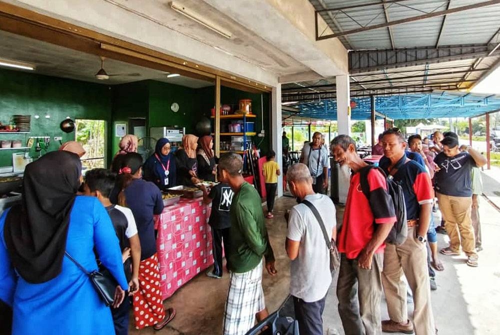 Seawal jam 12 tengah hari orang ramai akan mula beratur untuk mendapatkan makanan.