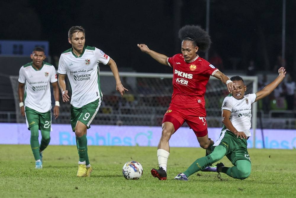 Pemain pasukan Selangor FC, Shahrul Nazeem Zulpakar (kiri) diasak tiga pemain pasukan Kelantan United dalam aksi perlawanan Liga Super di Stadium Majlis Bandaraya Petaling Jaya (MBPJ) malam ini. - Foto Bernama