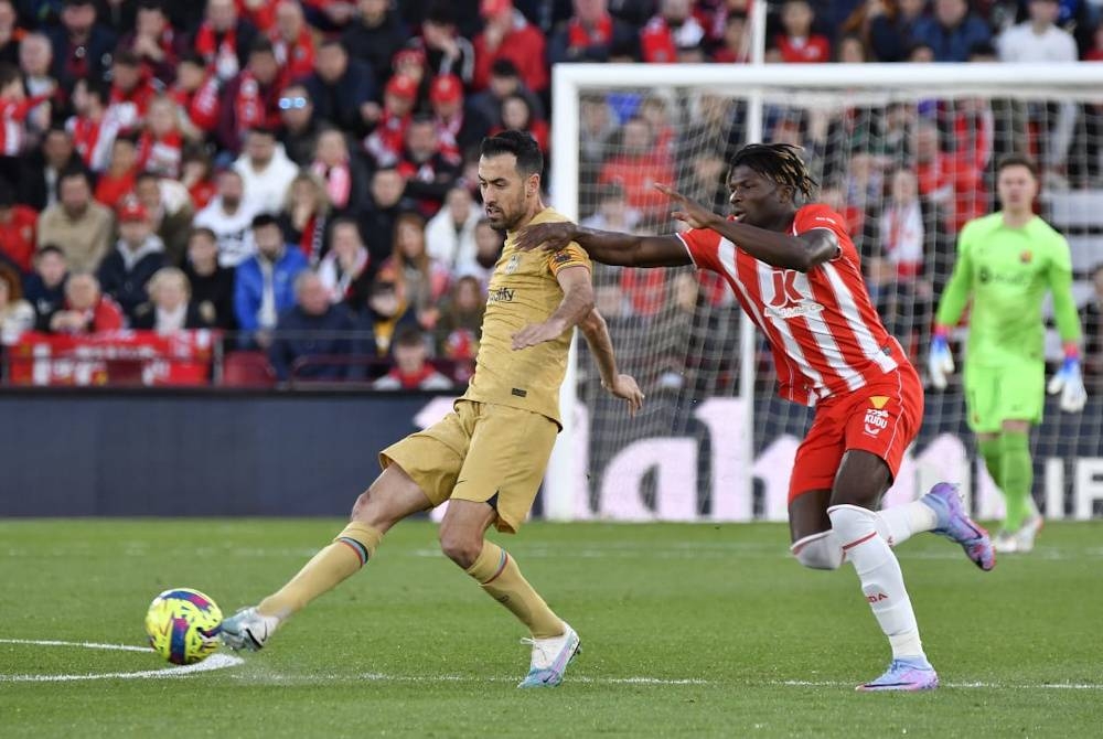 Toure (kanan) meledak gol kemenangan Almeria ketika menewaskan Barca 1-0 awal pagi Isnin. - Foto EPA