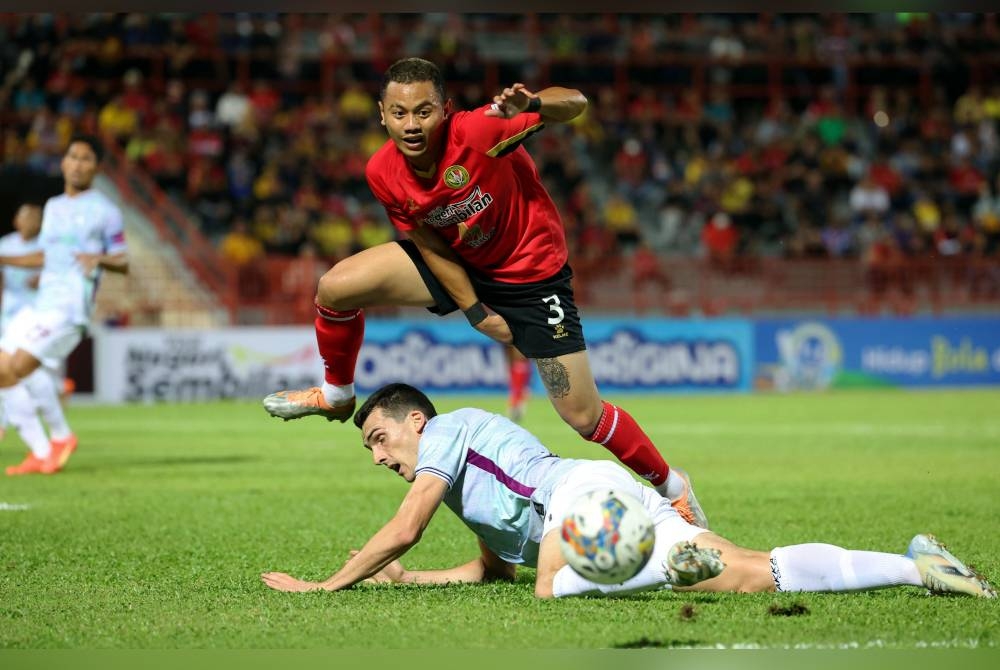 Pemain Negeri Sembilan, Tommy Mawat (kanan) disekat oleh pertahanan Sri Pahang FC pada perlawanan Liga Super di Stadium Tuanku Abdul Rahman, Paroi malam ini.
Negeri Sembilan FC mendahului Sri Pahang FC 1-0 separuh masa pertama. - Foto Bernama