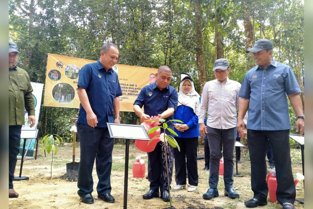 Saarani (dua dari kiri) menyempurnakan penanaman pokok sempena Majlis Perasmian Sistem Amaran Awal Kepala Air dan Kick-off Program Penghijauan Malaysia Kempen Penanaman 100 Juta Pokok Bagi Tahun 2023 di Taman Eko Rimba Kledang Saiong, Bandar Meru Raya di sini pada Isnin.