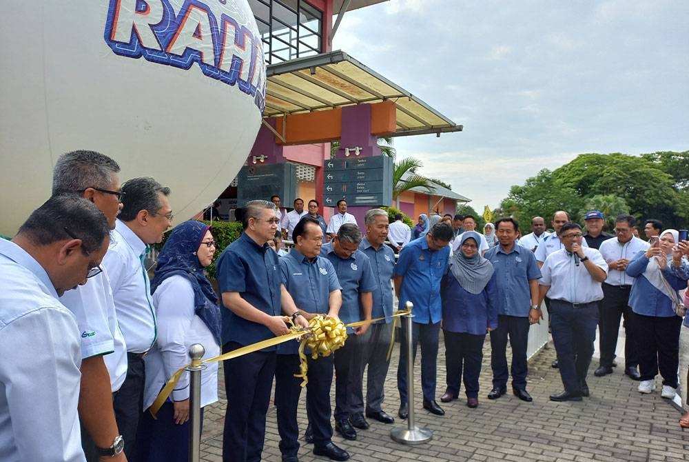 Salahuddin (empat dari kiri) melancarkan pelaksanaan Menu Rahmah di medan selera R&R Dengkil Lebuhraya ELITE ( Arah Selatan) dan mengadakan tinjauan serta ramah mesra bersama rakan niaga.