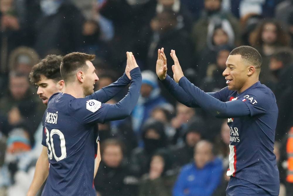 Mbappe (kanan) dan Messi membantu PSG menewaskan Marseille 3-0 dalam saingan Ligue 1 pada awal pagi Isnin. - Foto EPA