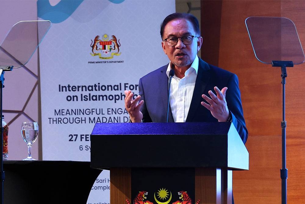 Anwar ketika berucap pada Forum Antarabangsa: Pendekatan MADANI Mendepani Cabaran Islamofobia di Putrajaya pada Isnin. - Foto: Bernama