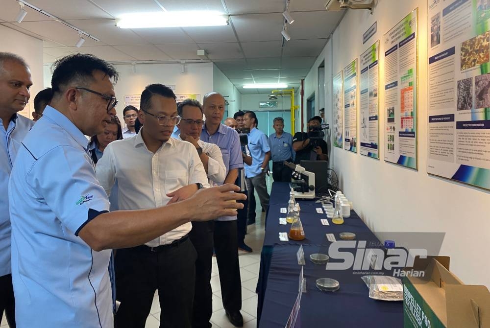 Nik Nazmi (dua dari kiri) melawat Pusat Penyelidikan dan Pembangunan Indah Water Konsortium Sdn Bhd, pada Isnin.