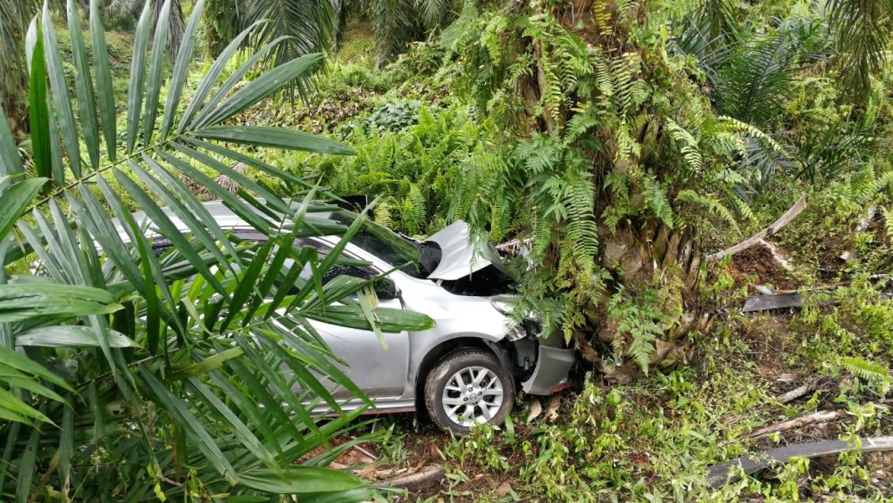 Keadaan kenderaan mangsa yang terlibat dalam kemalangan di KM157 Jalan Jerangau-Jabor, berhampiran Plaza Tol Cheneh, Kemaman pada Isnin.