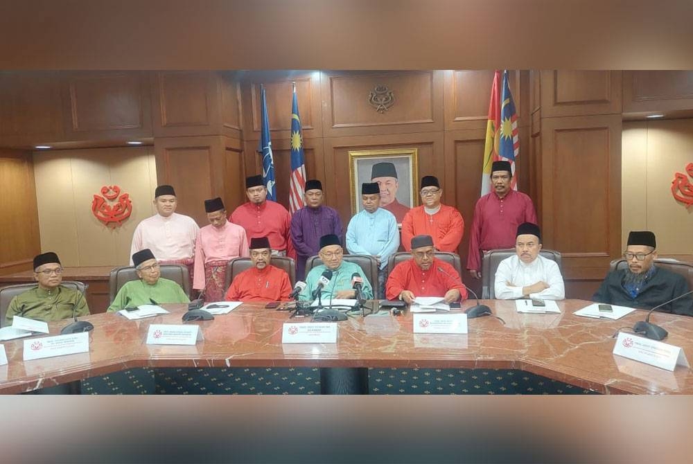 Dusuki (duduk, tengah) ketika sidang media pada Isnin.