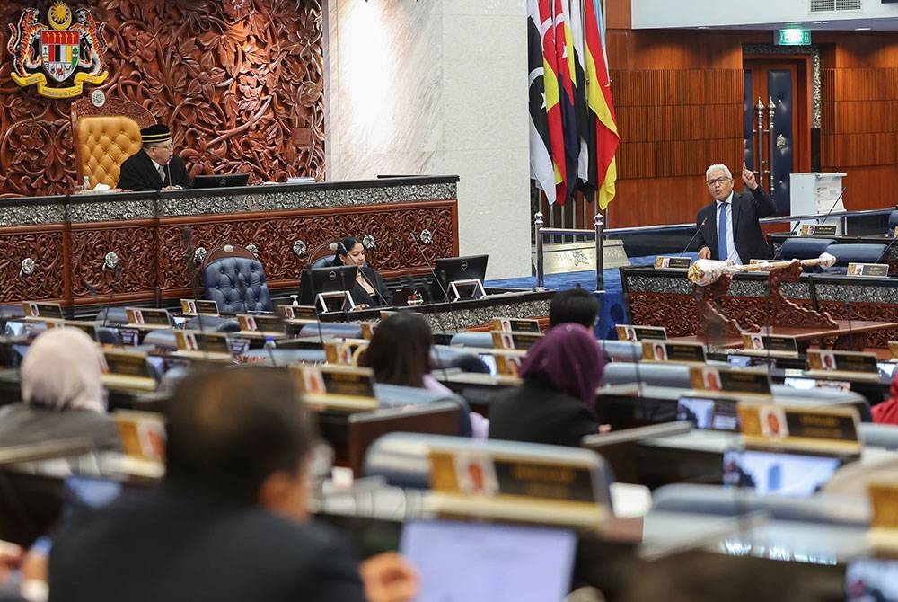 Hamzah ketika perbahasan bagi Rang Undang-Undang Perbekalan 2023 pada Mesyuarat Pertama Penggal Kedua Parlimen ke-15 di Bangunan Parlimen pada Isnin. - Foto: Bernama