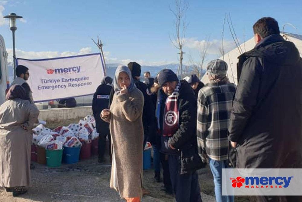 MERCY Malaysia menyalurkan bantuan yang banyak susulan atur gerak pantas mereka ke lokasi tragedi gempa bumi di Turkiye dan Syria. - Foto: FB Mercy Malaysia