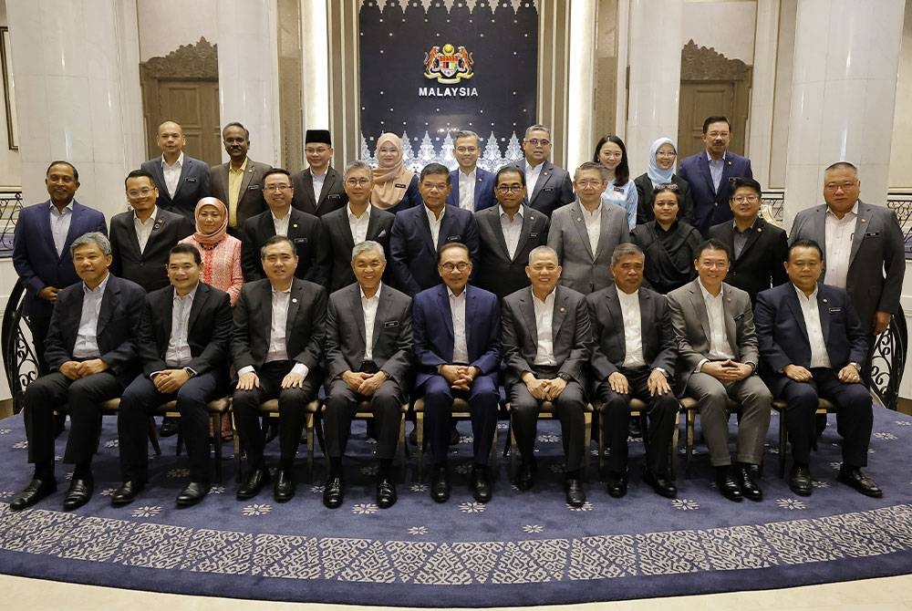 Anwar (duduk, tengah) bergambar bersama barisan Jemaah Menteri.