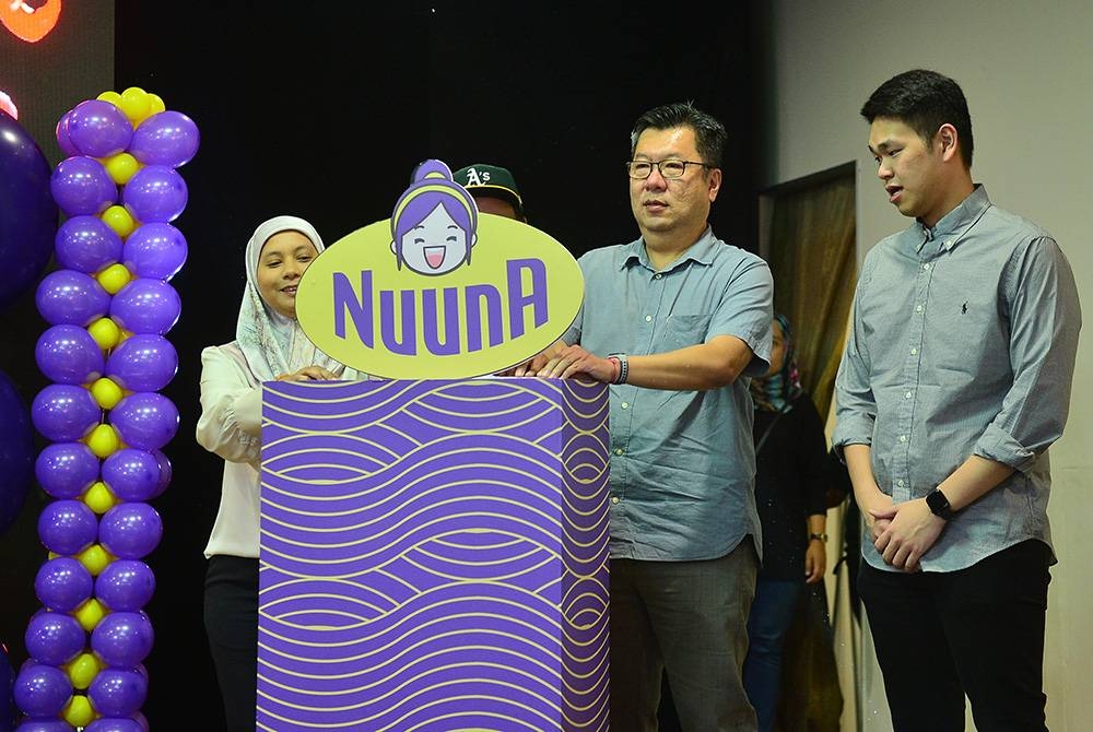 Keng Jin (dua dari kanan) merasmikan Majlis Pelancaran Produk Nuuna di Petaling Jaya pada Ahad.