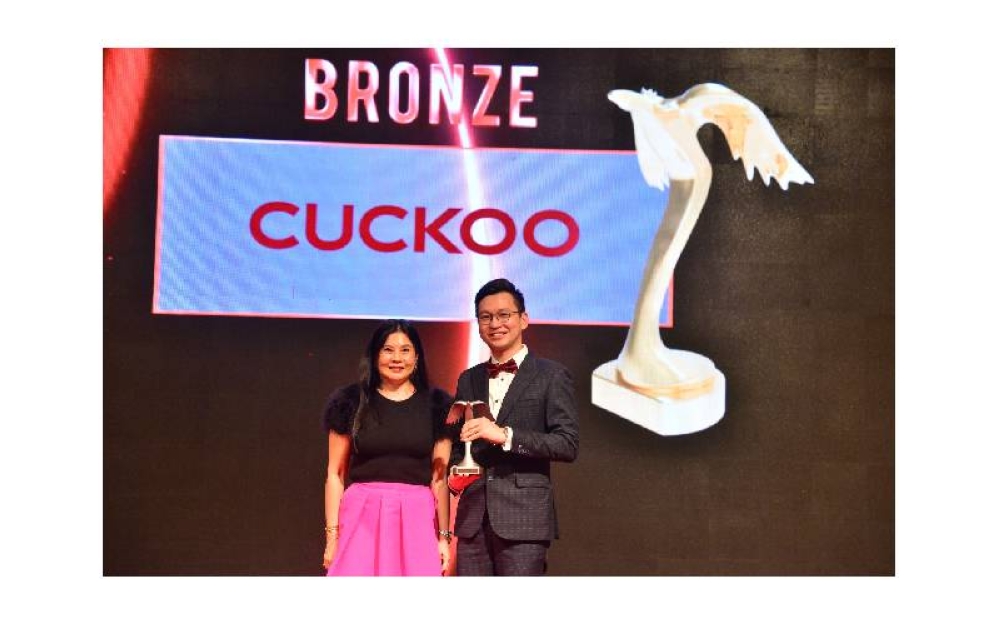 Pengasas dan Ketua Pegawai Eksekutif CUCKOO International, KC Hoe (kanan) menerima anugerah gangsa bagi kategori Peralatan Peribadi, Isi Rumah dan Luar yang juga merupakan kemenangan pertama syarikat di Putra Brand Awards.
