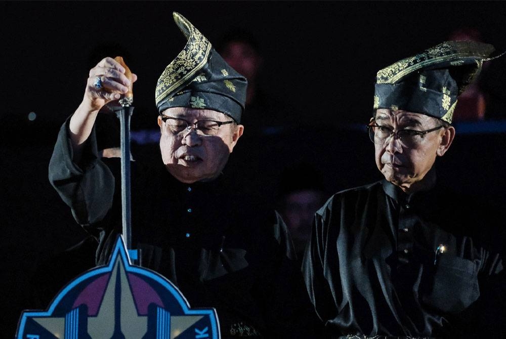 Abang Johari (kiri) menyempurnakan majlis perasmian Kejuaraan Silat Premier Antarabangsa Sarawak di Kuching malam Isnin.