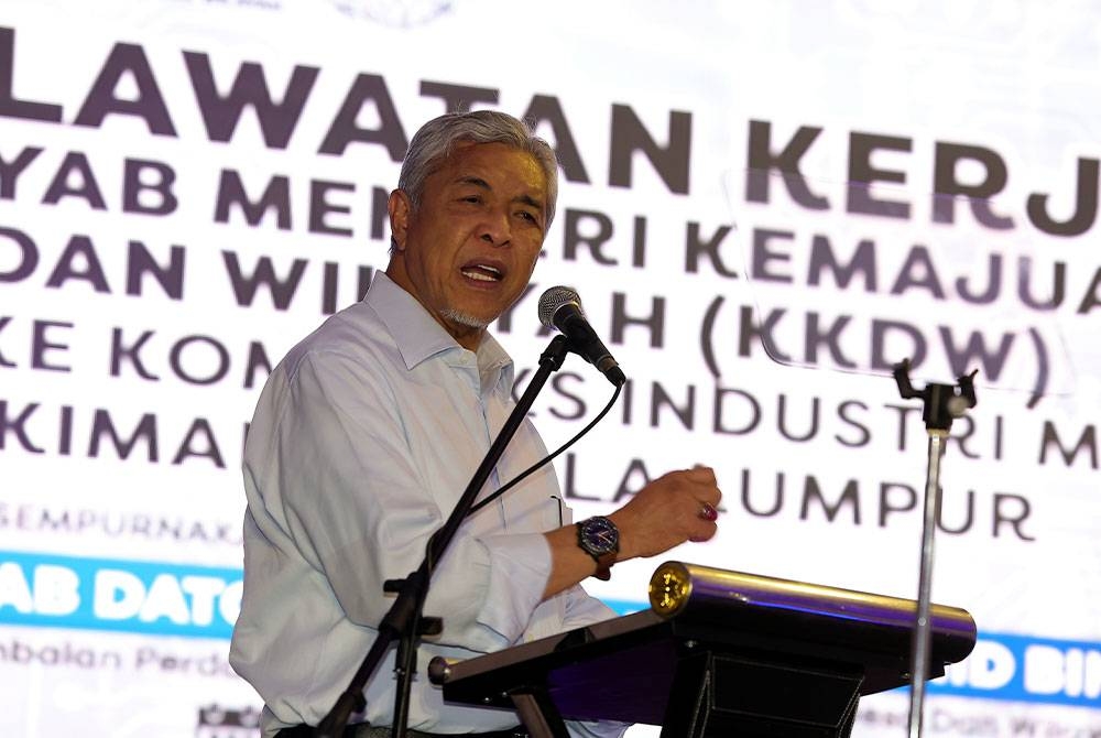 Ahmad Zahid ketika berucap sempena lawatan beliau ke Kompleks Industri Makanan MARA (KIMAR). -Foto Bernama