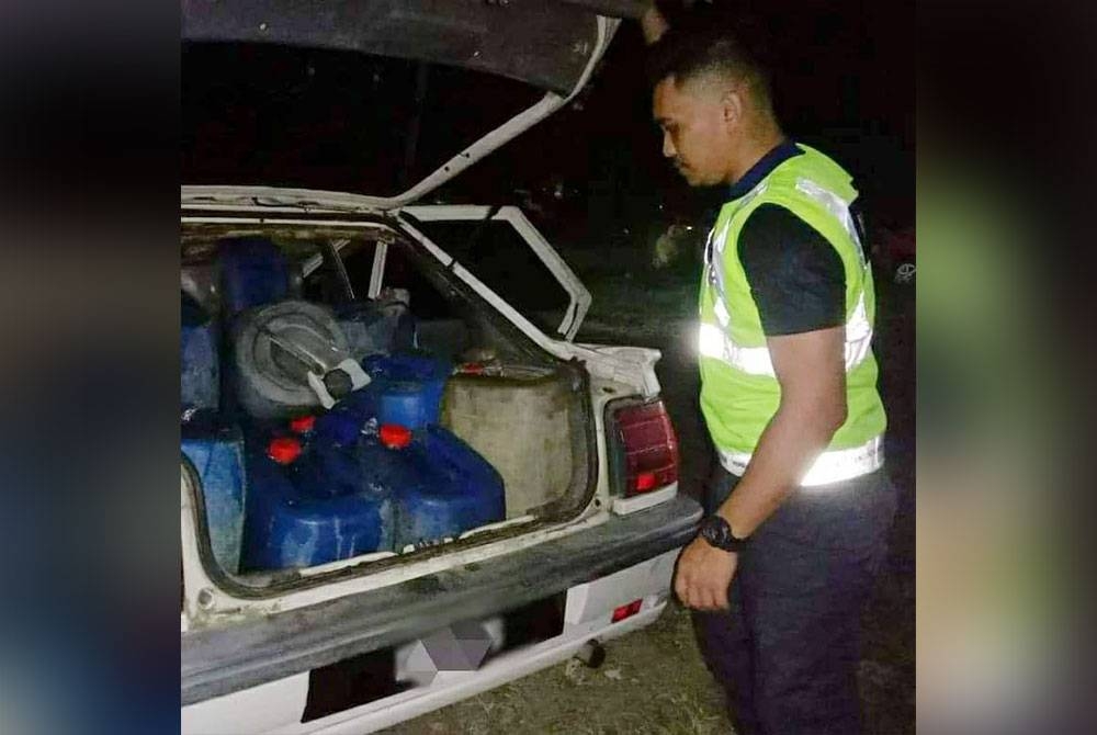 KPDN Kelantan merampas 1,450 liter minyak diesel selepas menahan dua penyeludup dalam serbuan berasingan di Bachok pada Isnin.