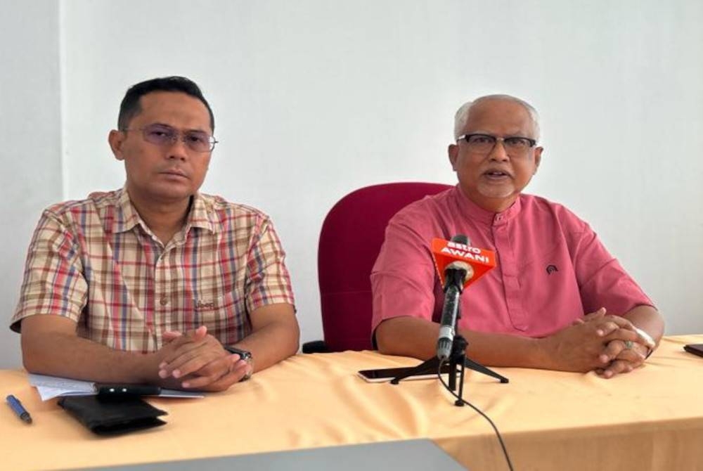 Mahfuz (kanan) pada sidang akhbar di Wisma Amanah Kedah pada Selasa.