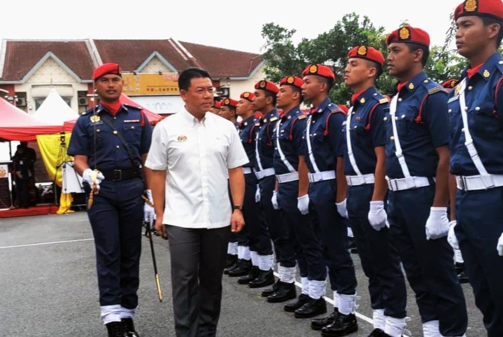 Kor Ming memeriksa perbarisan pada Majlis Perasmian Balai Bomba dan Penyelamat Sri Petaling pada Selasa.