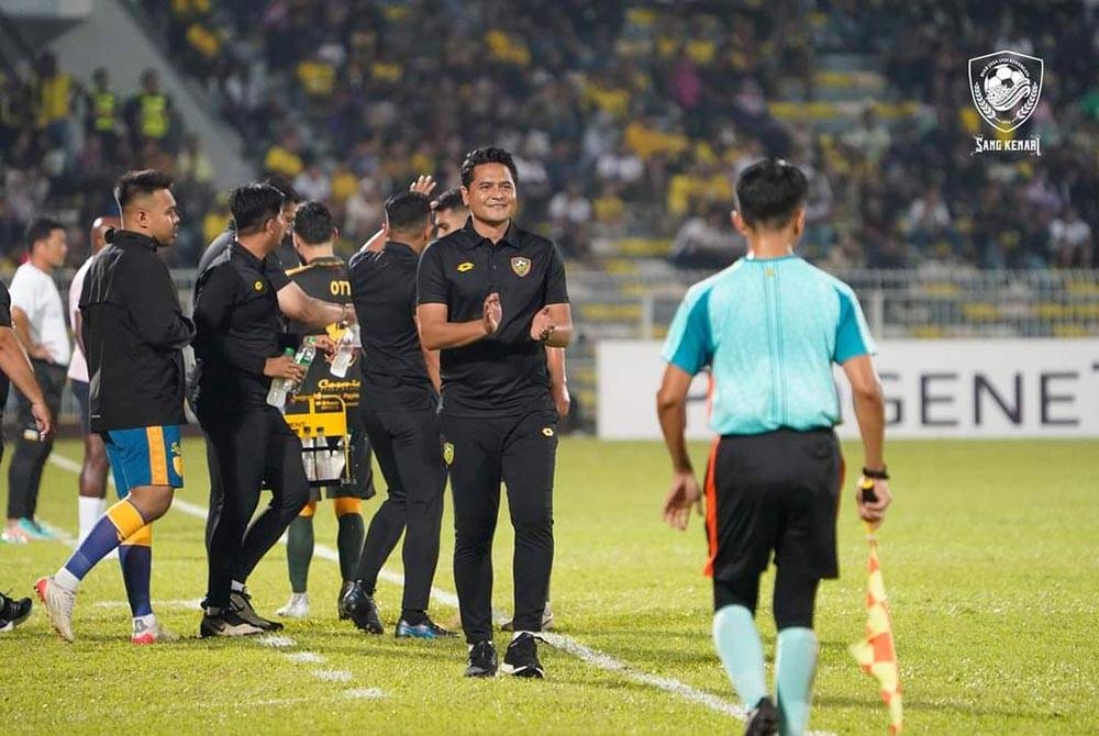 Nafuzi (dua dari kanan) mengakui kemenangan 1-4 ke atas Perak FC membakar semangat pemain KDA FC untuk meneruskan momentum dalam saingan Liga Super 2023. - Foto KDA FC