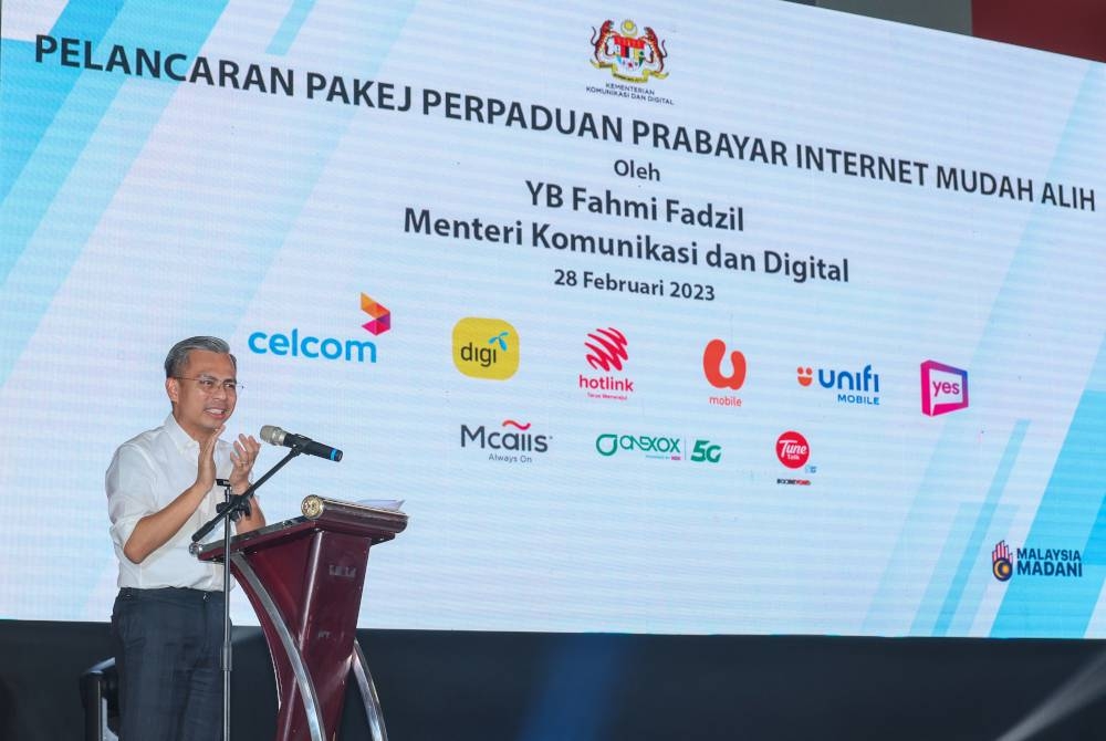 Fahmi berucap semasa Majlis Pelancaran Pakej Perpaduan PraBayar Internet Mudah Alih di Dewan Serbaguna Perumahan Awam Desa Rejang Setapak Jaya hari ini. - Foto Bernama