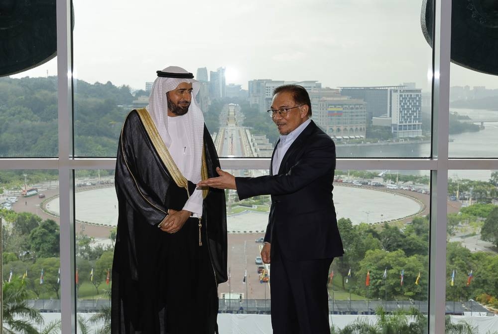 Perdana Menteri Datuk Seri Anwar Ibrahim menerima kunjungan hormat Menteri Haji dan Umrah Arab Saudi Dr Tawfiq Fawzan Al-Rabiah di Bangunan Perdana Putra hari ini. - Foto Bernama