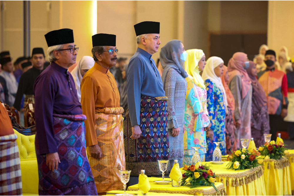 Sultan Perak Sultan Nazrin Shah dan Raja Permaisuri Perak Tuanku Zara Salim berkenan berangkat pada Majlis Penutup dan Penyampaian Hadiah Majlis Tilawah dan Hafazan Al-Quran Negeri Perak Darul Ridzuan Tahun 1444H/2023M di sebuah hotel malam ini. -Foto Bernama