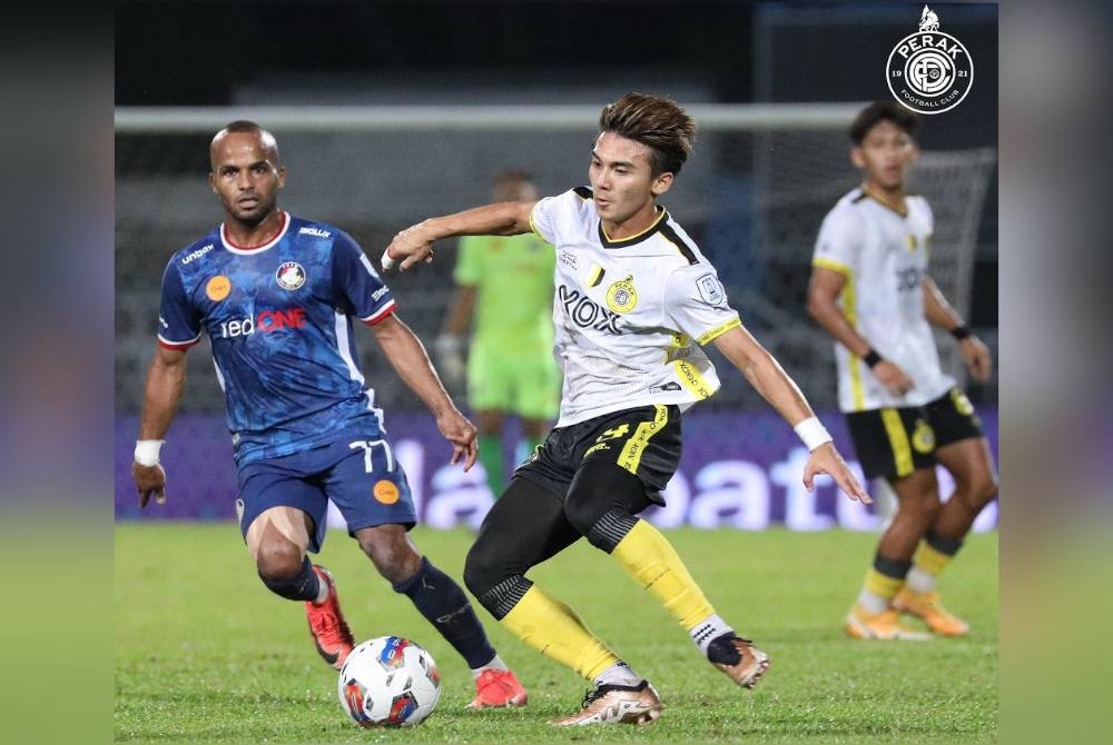 Aksi babak pertama saingan Liga Super antara PDRM FC dan Perak FC di Stadium Majlis Bandaraya Petaling Jaya (MBPJ). - Foto FB Perak FC