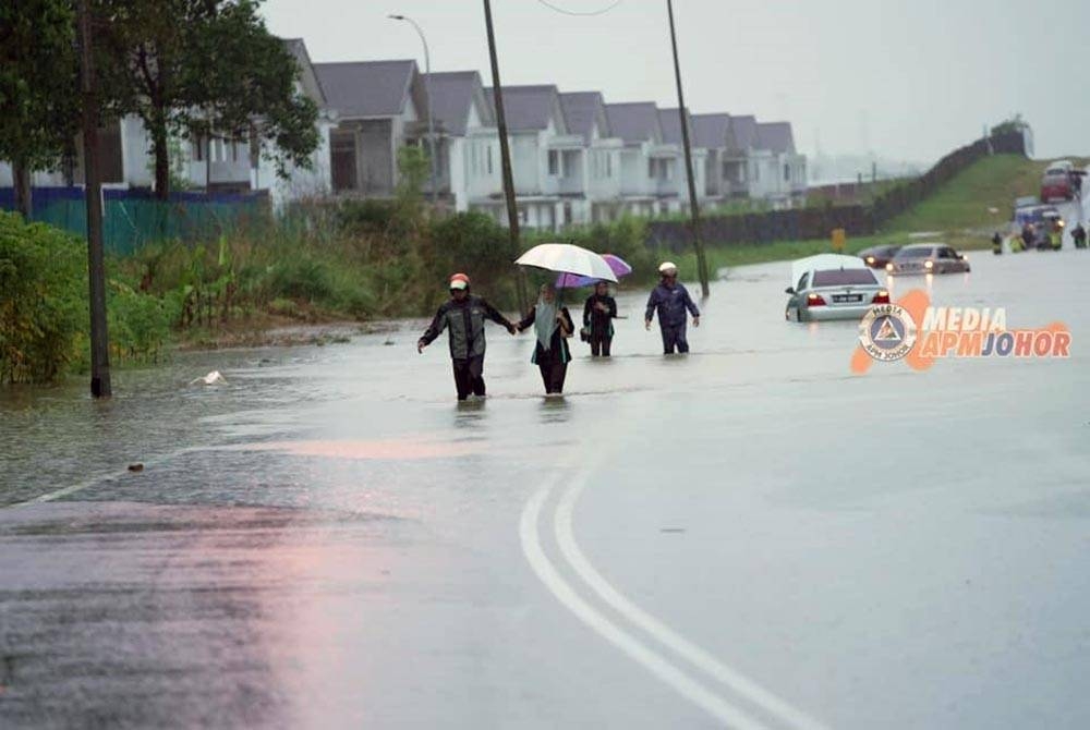 Jalan Lama Pasir Gudang yang dinaiki air. - Foto APM Johor