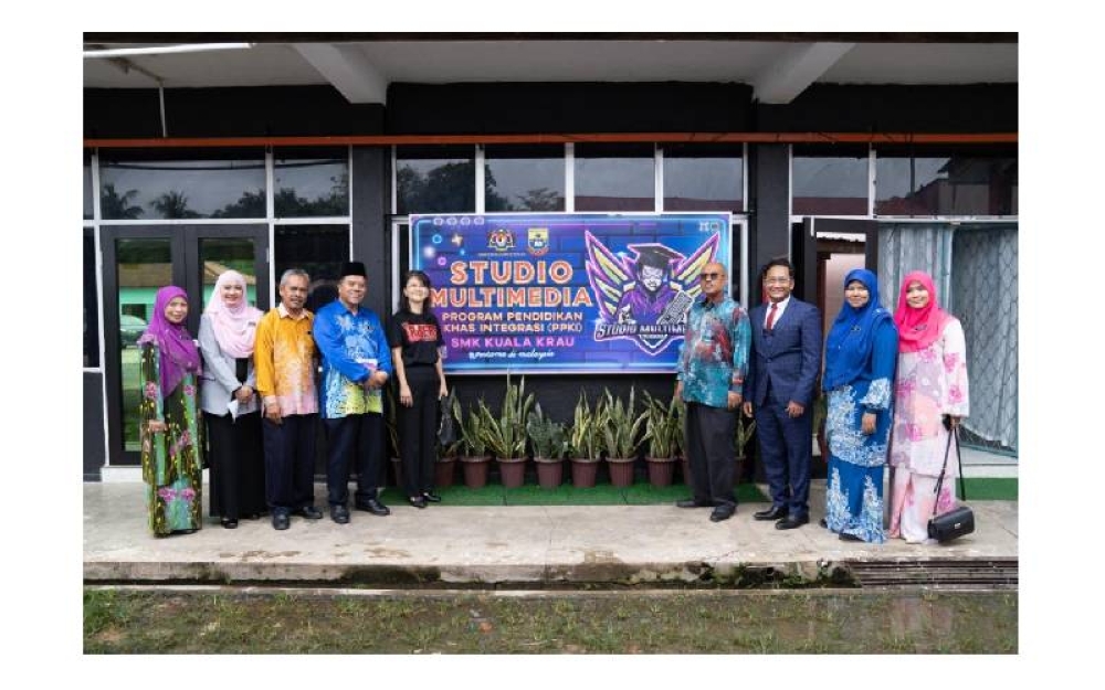 Pengetua SMK Kuala Krau, Mat Jusoh Che Ngah, (empat dari kiri), Pengarah Kampus Taylor’s College, Josephine Tan (lima dari kiri) dan Pegawai Pendidikan Daerah Temerloh, Saufie Abdul Manaf (empat dari kanan), ketika lawatan ke studio multimedia SMK Kuala Krau.