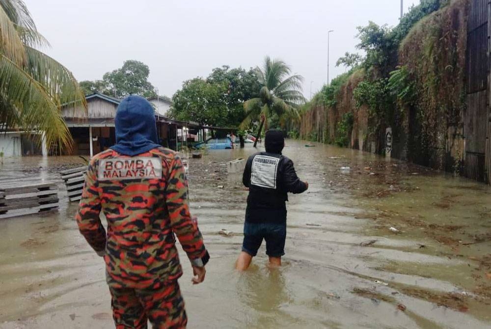 Keadaan banjir di Johor bertambah teruk pada Rabu.