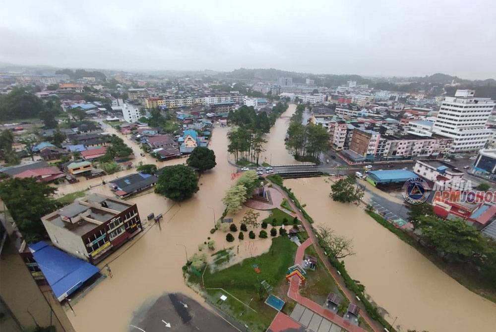 Keadaan banjir di bandar Kluang. - Foto APM Kluang