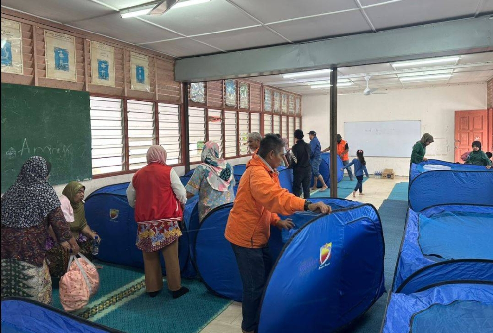 Pusat pemindahan sementara (PPS) pertama dibuka di daerah Tampin iaitu di Sekolah Agama Rakyat, Felda Jelai 4, Gemas pada Rabu. - Foto JKM