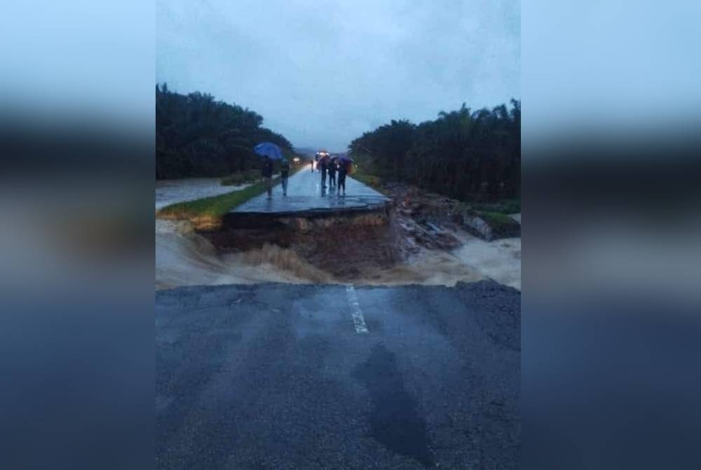 Keadaan jalan utama ke Felda Selancar dan Perwira Jaya yang runtuh akibat limpahan air deras pada Rabu. - Foto Facebook Polis Rompin