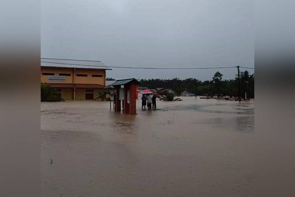 Keadaan banjir yang melanda kawasan Selancar, Rompin yang dirakam pada pagi Rabu. - Foto: FB POLIS ROMPIN