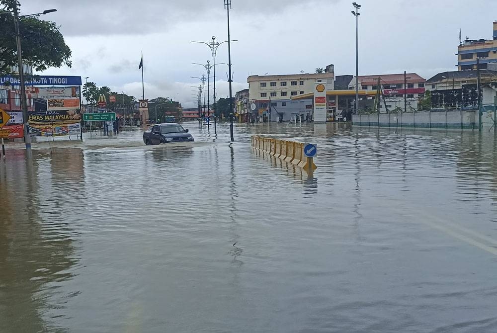 Bandar Kota Tinggi ditengelami banjir pada Rabu.