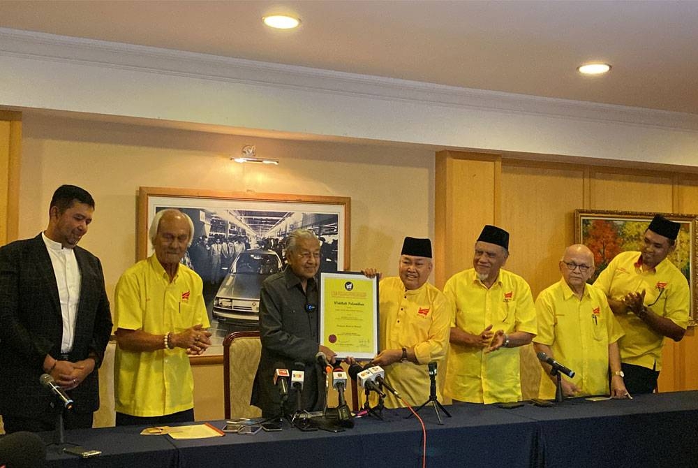 Dr Mahathir (tiga dari kiri) ketika menerima watikah pelantikan sebagai Penasihat Putra.