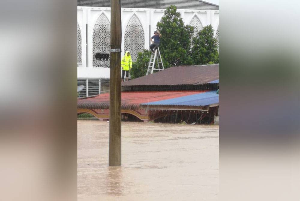 Ada segelintir mangsa banjir termasuk ahli keluarga terpaksa beralih kepada media sosial untuk memohon bantuan pihak berkuasa. - Foto Facebook Polis Daerah Segamat