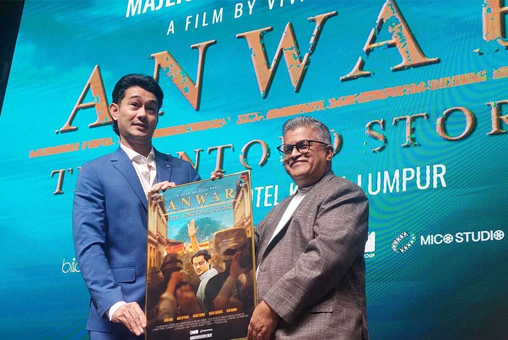 Zunar (kanan) dan Farid ketika majlis pelancaran
filem &#039;Anwar The Untold Story&#039;.