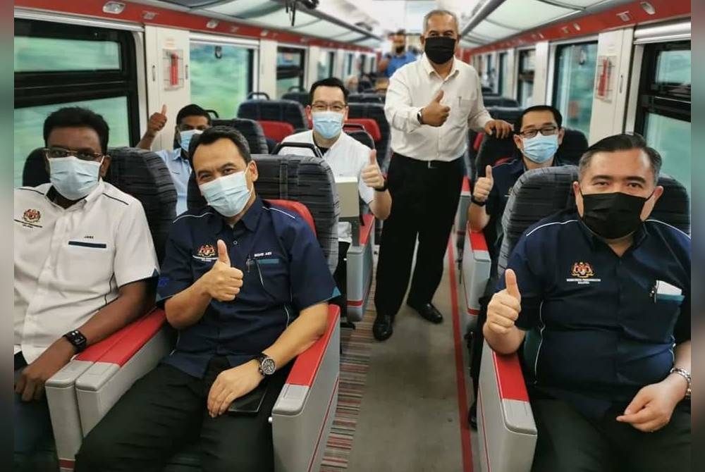 Anthony (kanan) ketika mencuba perkhidmatan Keretapi Tanah Melayu Berhad (KTMB) di Stesen KTMB Bukit Mertajam.