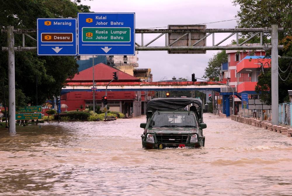 Sebuah kenderaan Angkatan Tentera Malaysia (ATM) mengharungi air banjir di Bandar Kota Tinggi yang ditenggelami air hari ini susulan hujan berterusan sejak Isnin. - Foto Bernama